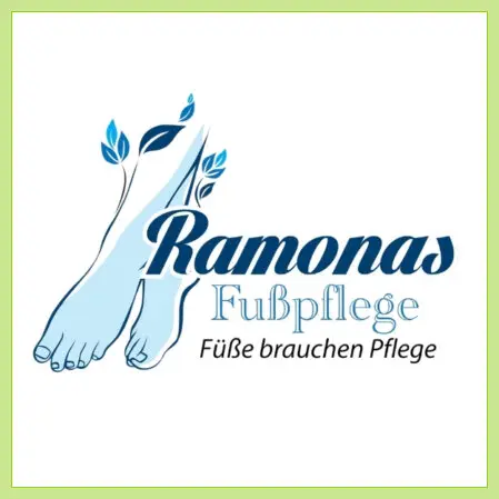 Hellblaue Füße links, Rechts Dunkelblaue Schrift Ramona, darunter hellblaue Schrift Fußpflege, darunter schwarze Schrift Füße brauchen Pflege