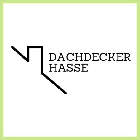Links Vektorgrafik Dach in Schwarz,Rechts zwei Textzeilen schwarz.Erste Zeile DACHDECKER, Zweite Zeile HASSE.